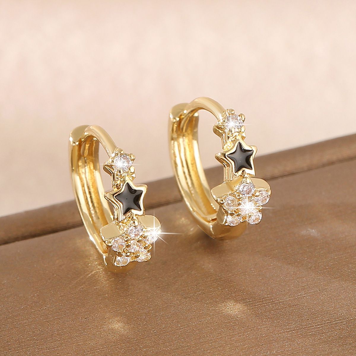 Copper inlaid zircon star shaped round ear buckle