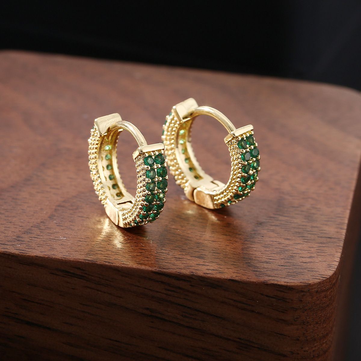 Luxurious temperament copper inlaid color zirconium round ear buckle