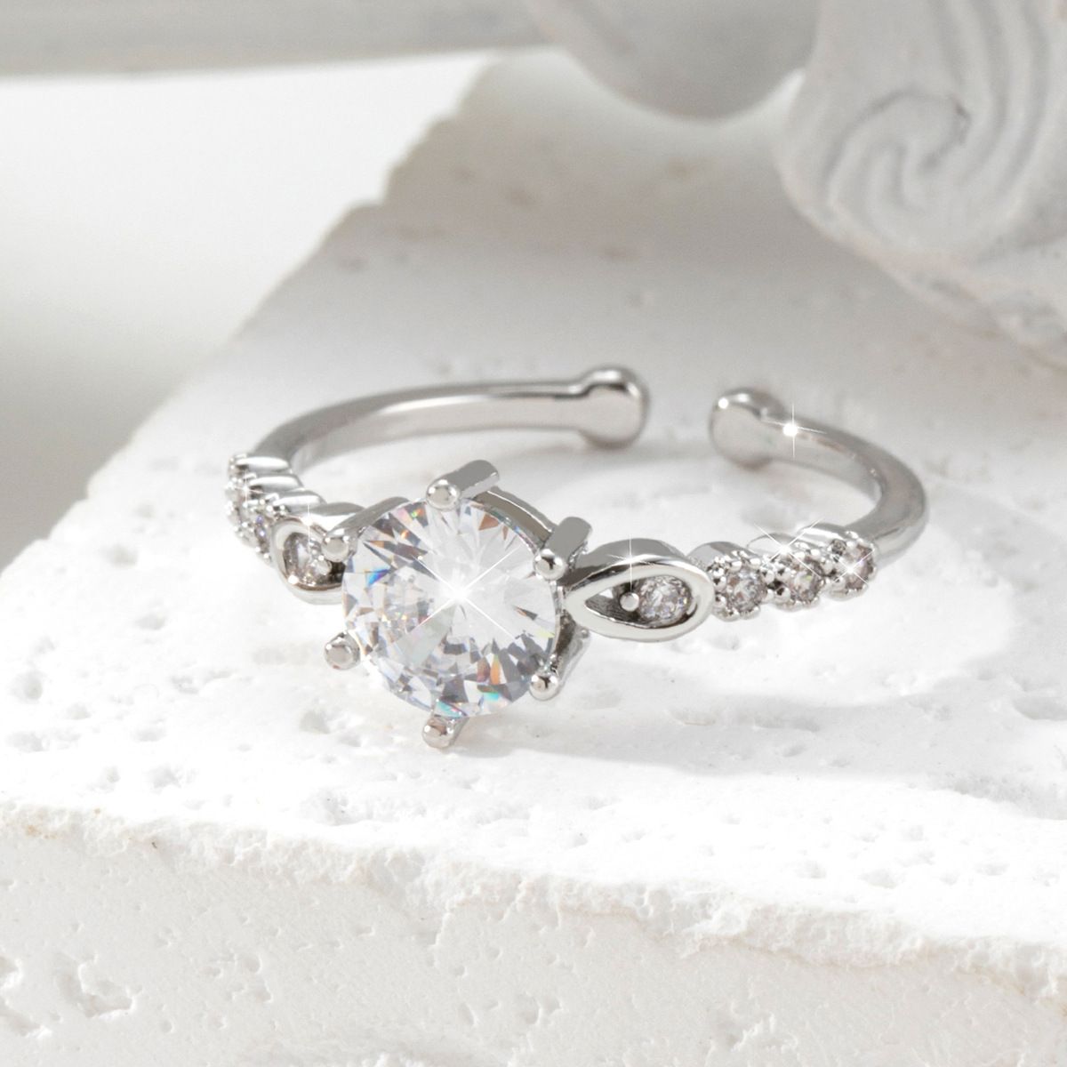 Zirconia inlaid hollow heart-shaped ring