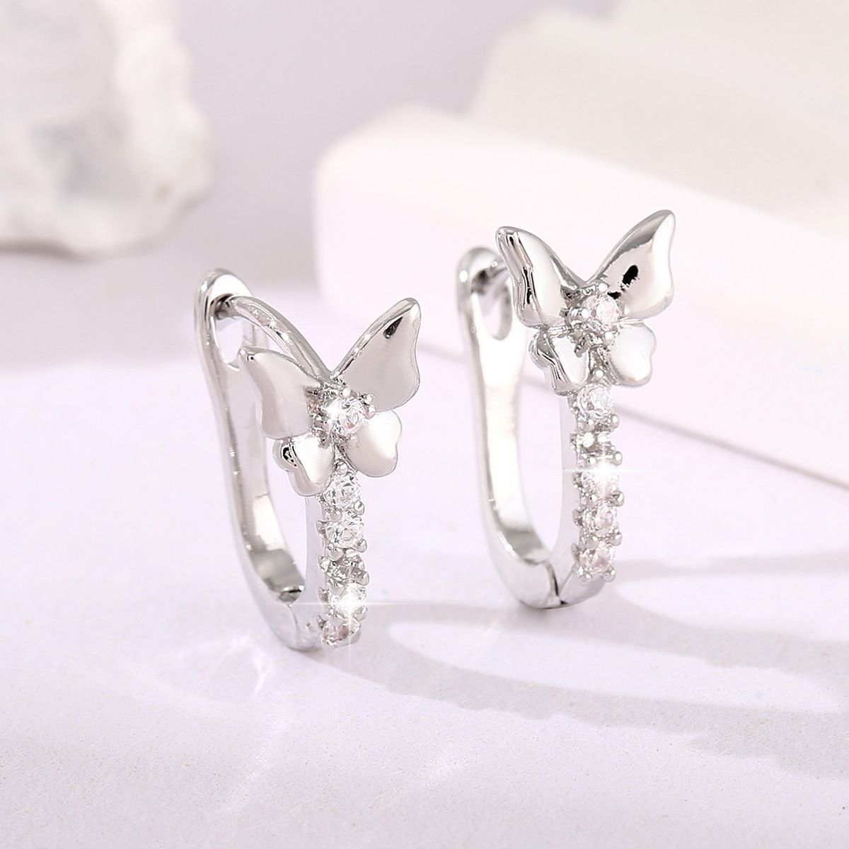 Copper inlaid zirconium U-shaped earrings