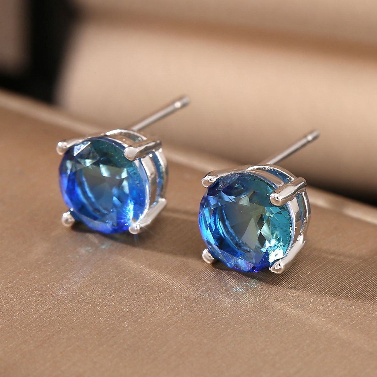 Copper inlaid blue zirconium earrings