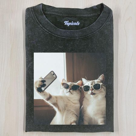 CAT TAKING A SELFIE T-SHIRT