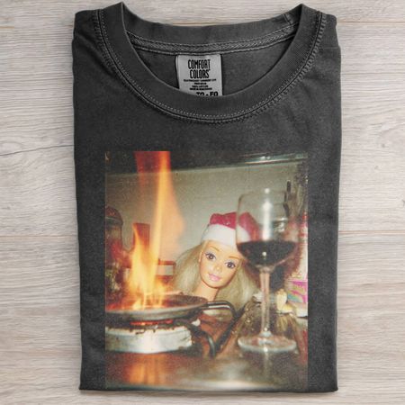 BARBIECORE CHRISTMAS RED WINE SHORT-SLEEVED TEE