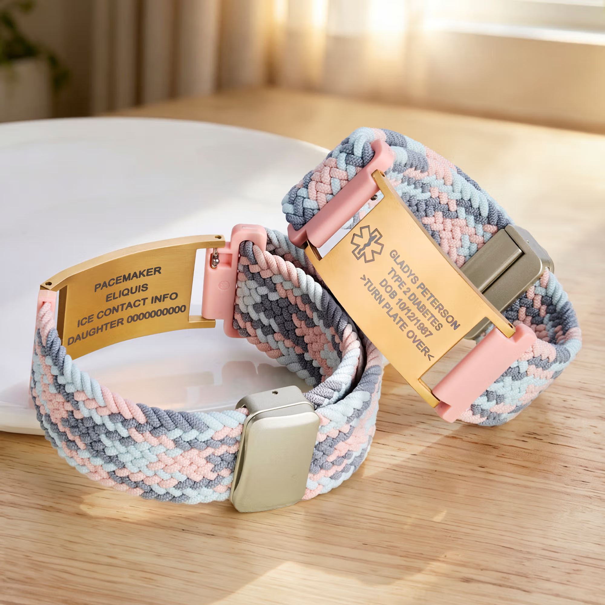 Armband in Gelblich-Grau mit gewebtem Band und goldfarbenem ID-Plättchen