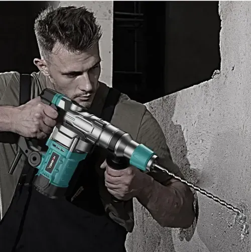 The three-in-one hammer drill bit has a full copper core motor with powerful power, capable of drilling through even the hardest materials. The anti-slip and shock-absorbing handle provides a comfortable grip, and it comes with a multi-functional accessory bag, ready to use upon opening. It is suitable for various scenarios such as home renovation and construction projects, making wall work efficient and effortless!