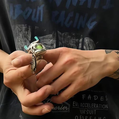 A set of fishing line reel necklaces is very popular among fishing enthusiasts.