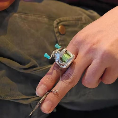 A set of fishing line reel necklaces is very popular among fishing enthusiasts.