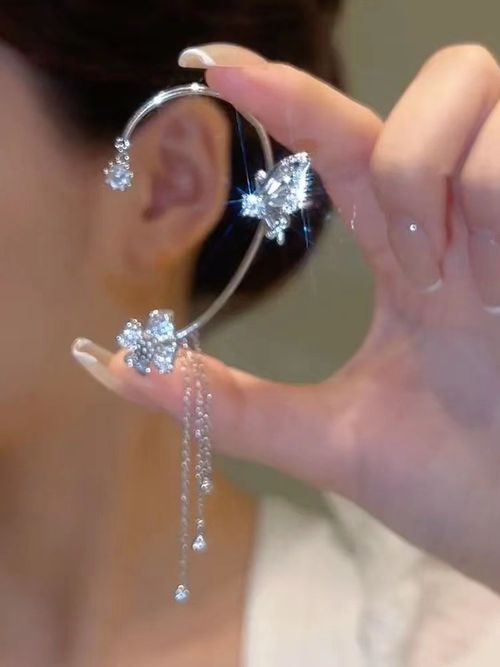 New long tassel ear hooks suitable for people without pierced ears. Super sparkly, unique fairy-like butterfly ear clips, luxurious diamond-encrusted earrings, two-pack.