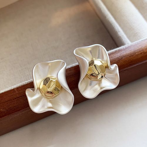 Exquisite Metallic Petal Earrings: Soft Shimmer & Elegance