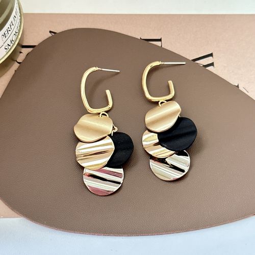 Eye-Catching Contrast-Colored Metal Disc Tassel Earrings