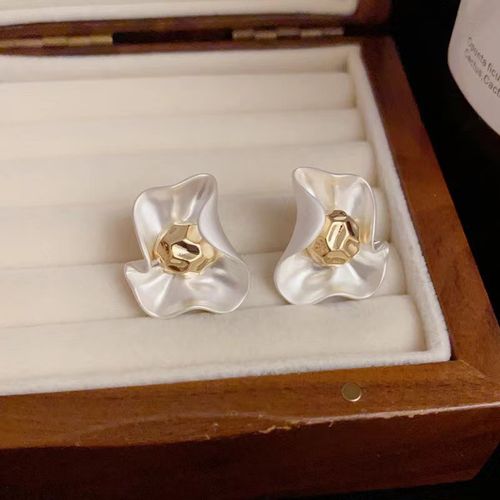 Exquisite Metallic Petal Earrings: Soft Shimmer & Elegance