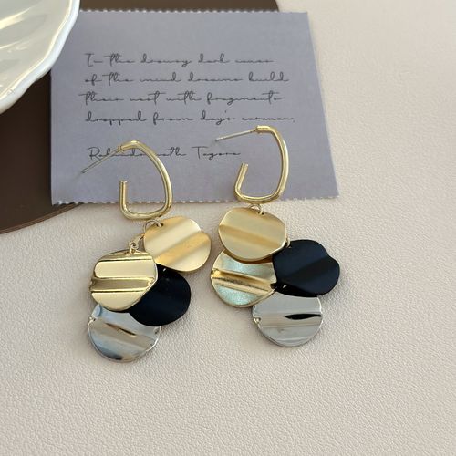 Eye-Catching Contrast-Colored Metal Disc Tassel Earrings