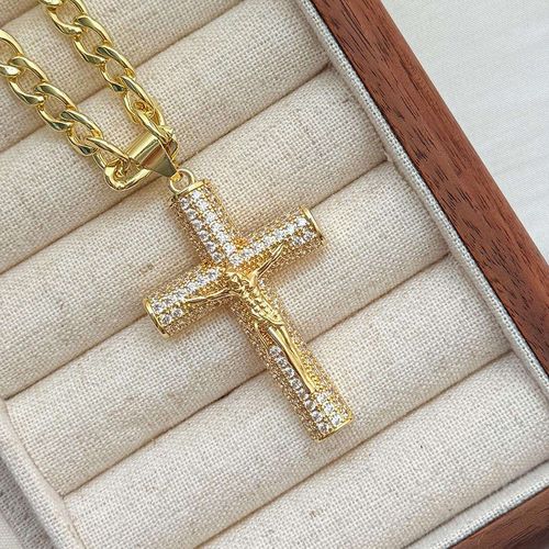Large diamond-encrusted cross, gold-plated and fully studded with diamonds, Cuban link chain, hip-hop fashion necklace with pendant.