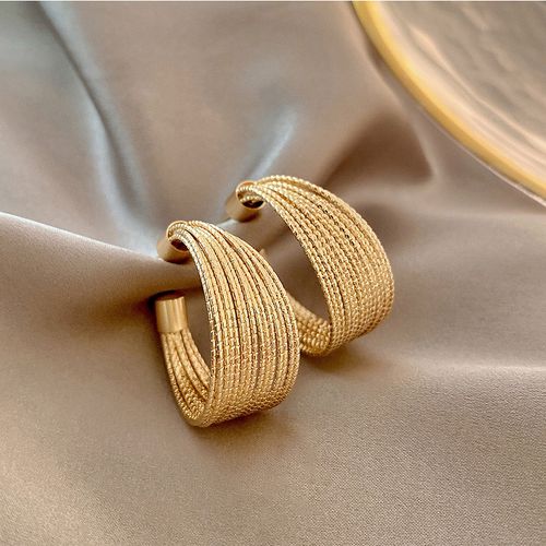 aWomen's Exaggerated Geometric Metal Hoop Earrings - Retro, Stylish, Minimalist, Versatile & Elegant, Symbolizing Prosperity