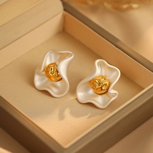Exquisite Metallic Petal Earrings: Soft Shimmer & Elegance