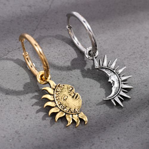 Sun-Moon Asymmetrical Titanium Steel Necklace with High-End Design Sensibility