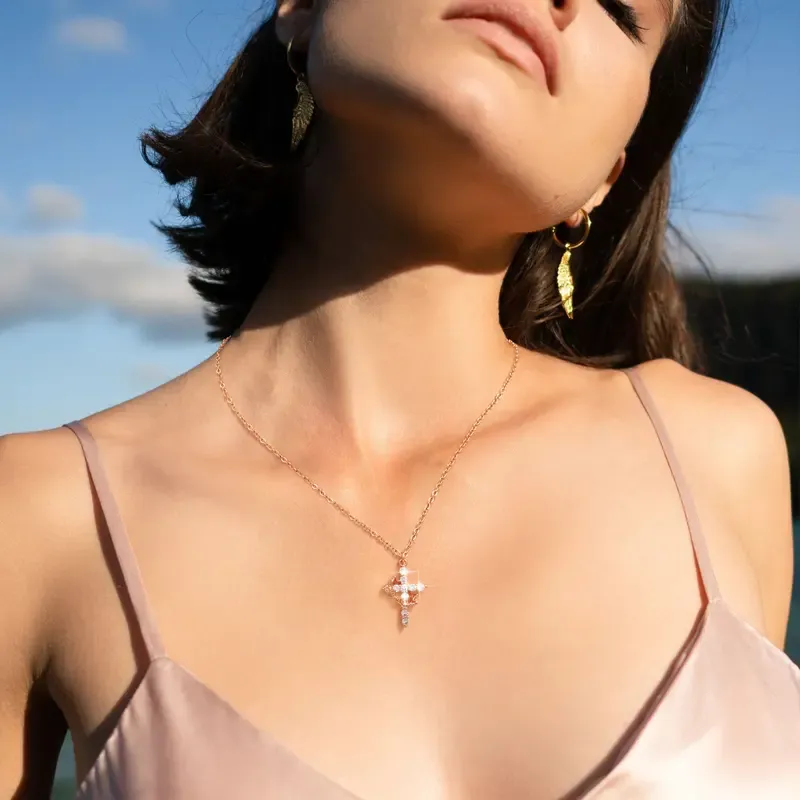 「👑Crown & ✟Cross Pendant Necklace | Light Luxury Multi-Hue Design for Daily & Occasional Elegance」