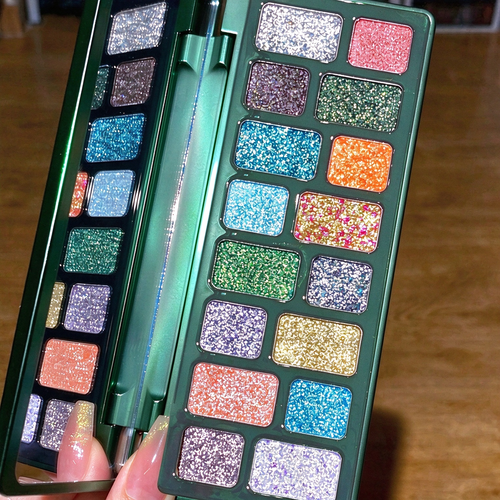 16-Color Eyeshadow Palette: Shimmering, Low-Saturation Earth Tones for Subtle, Everyday Makeup Looks