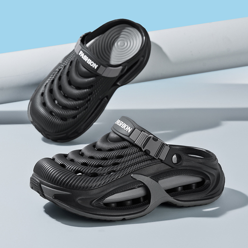 Men's thick-soled summer slides—breathable, outdoor-ready beach sandals with a closed-toe design.