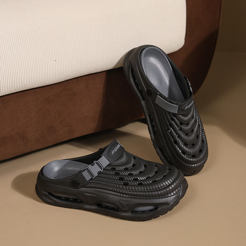 Men's thick-soled summer slides—breathable, outdoor-ready beach sandals with a closed-toe design.