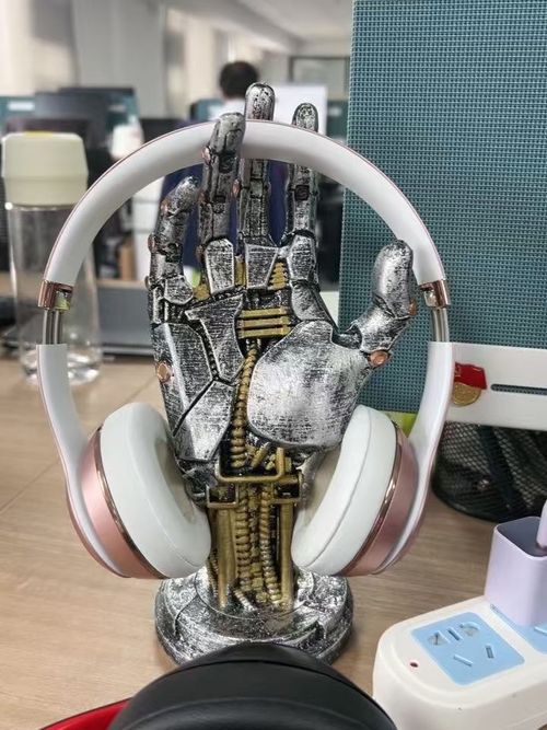 Cyberpunk Mechanical Hand: Desktop Stand for Xbox-Switch Controllers Resin Ornament for Gaming Setups