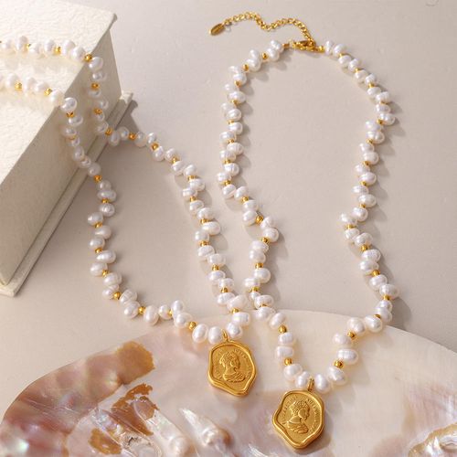 Queen Portrait Medallion Pendant, Irregular Pearl Chain Vintage Elegant Neck Jewelry for Women