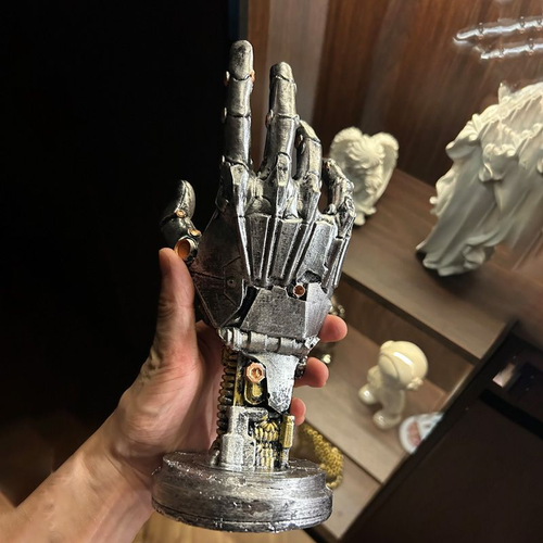 Cyberpunk Mechanical Hand: Desktop Stand for Xbox-Switch Controllers Resin Ornament for Gaming Setups