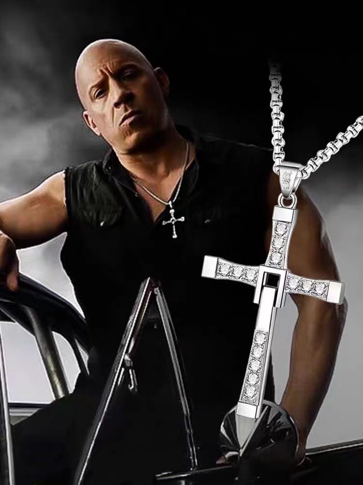 The same cross necklace for men as in Fast & Furious 10, a trendy and versatile men's pendant