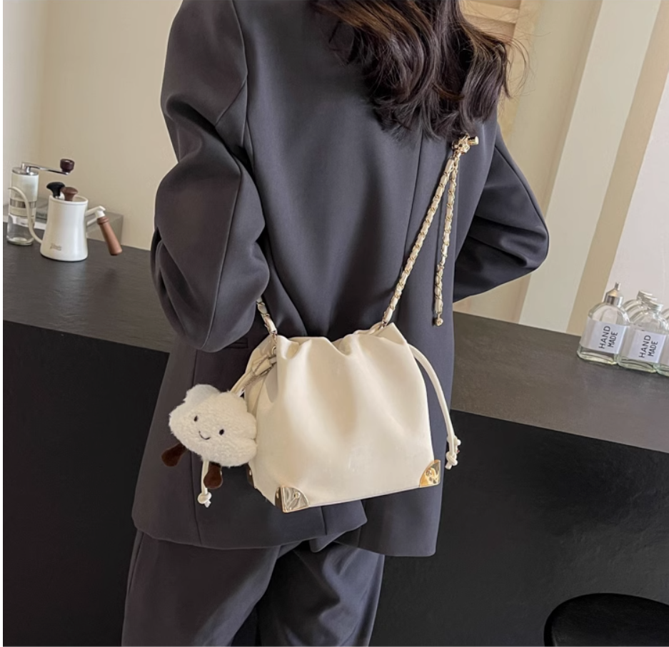 金狐狸女生可愛包包女式2025新款斜挎包女百搭單肩水桶包褶皺小衆