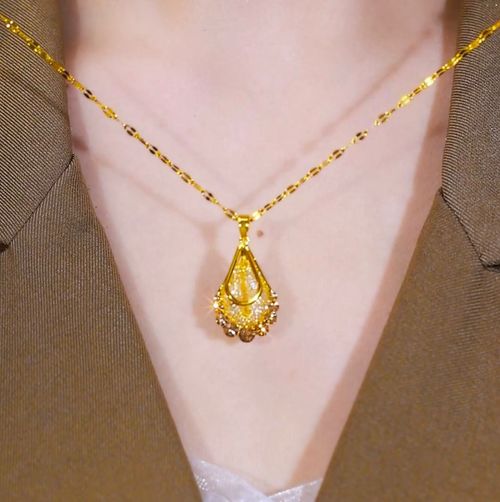 A fashionable and versatile neck chain for women, featuring a dazzling golden wire-shaped waterdrop pendant necklace, perfect for any occasion, elegant and stylish.