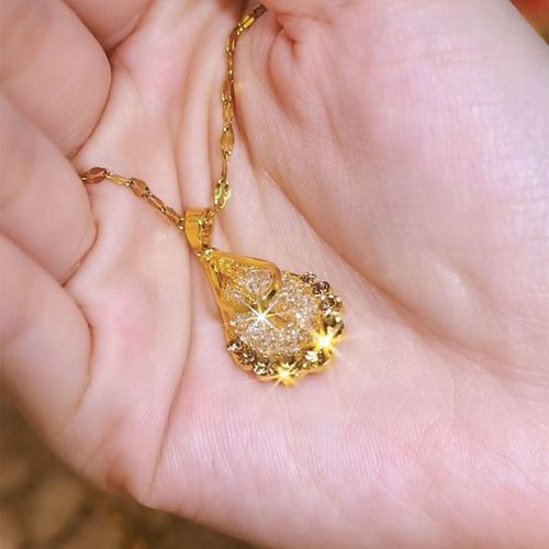 A fashionable and versatile neck chain for women, featuring a dazzling golden wire-shaped waterdrop pendant necklace, perfect for any occasion, elegant and stylish.