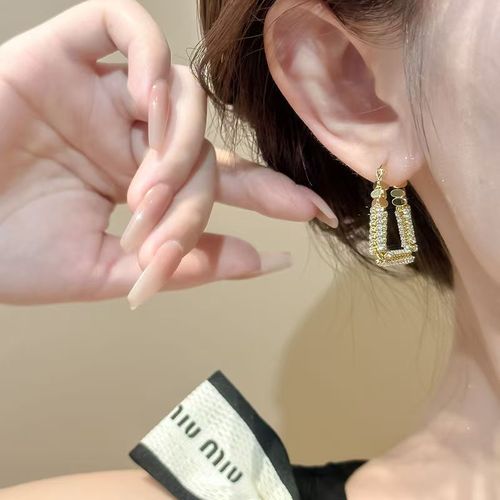 Shining diamond glittering silver ring - light, luxurious, high-end, unique ear stud. 2025 new style earrings, best-selling ear ring. Ear hook jewelry.