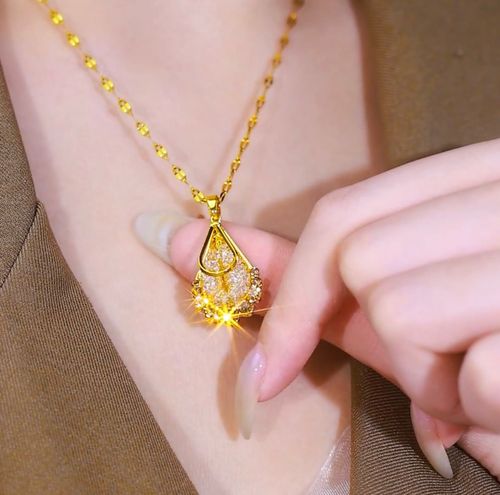 A fashionable and versatile neck chain for women, featuring a dazzling golden wire-shaped waterdrop pendant necklace, perfect for any occasion, elegant and stylish.