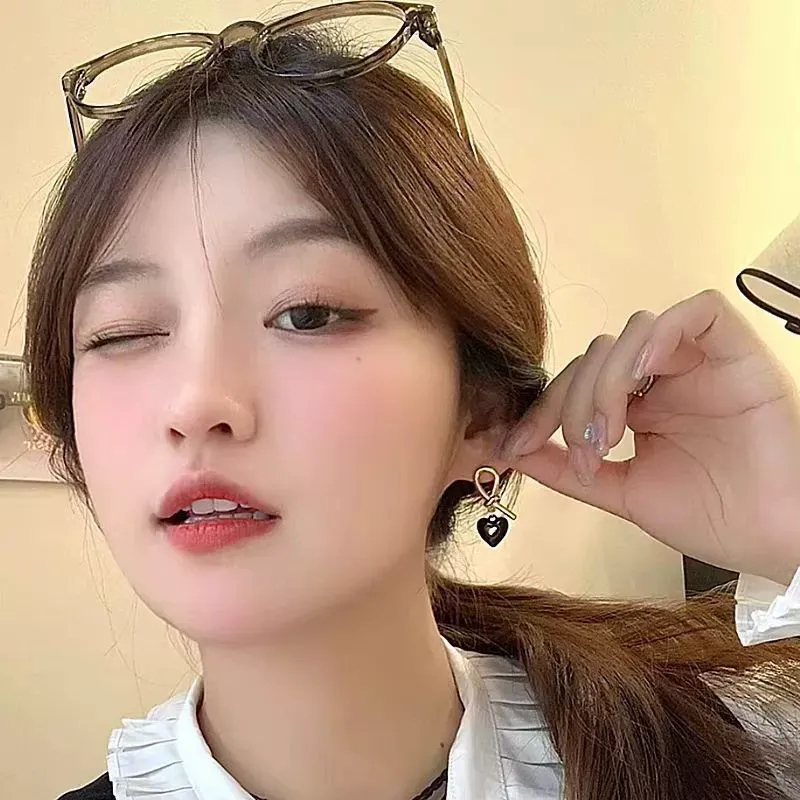 Vintage Black Heart Stud Earrings – Unique Fashion Design with 925 Silver Posts