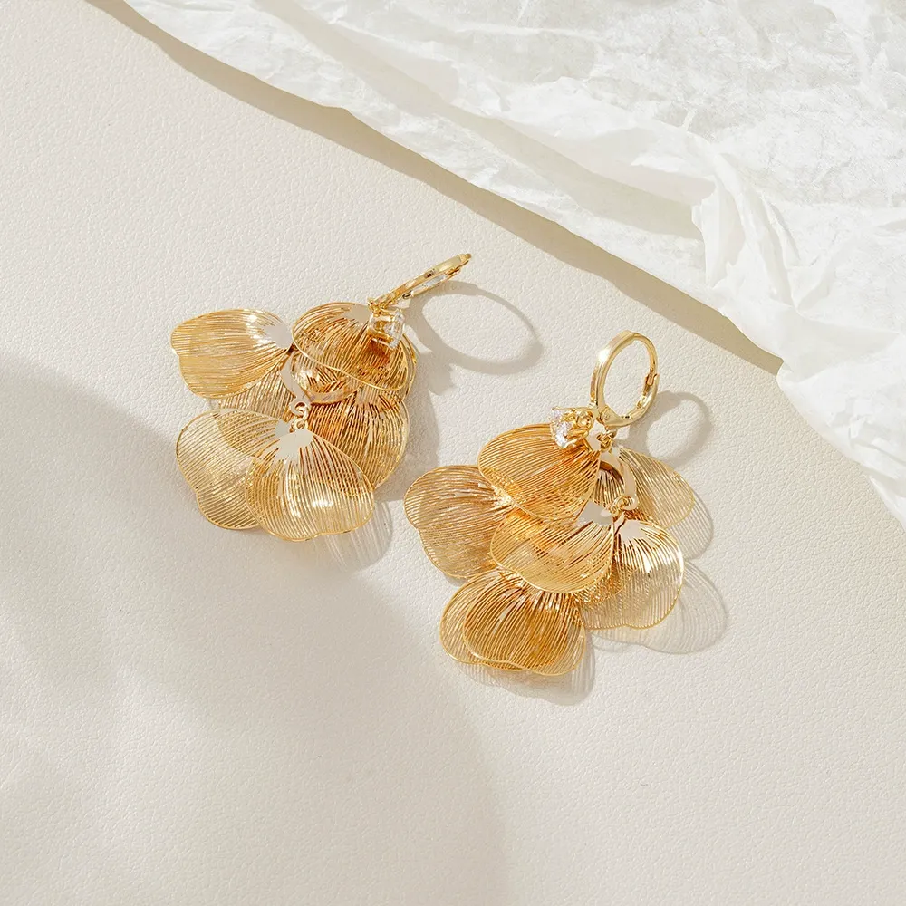 Ultra-Sparkling Golden Leaf Tassel Earrings – Statement Elegant Socialite Style, Bold and Trendy Hot-Selling Design