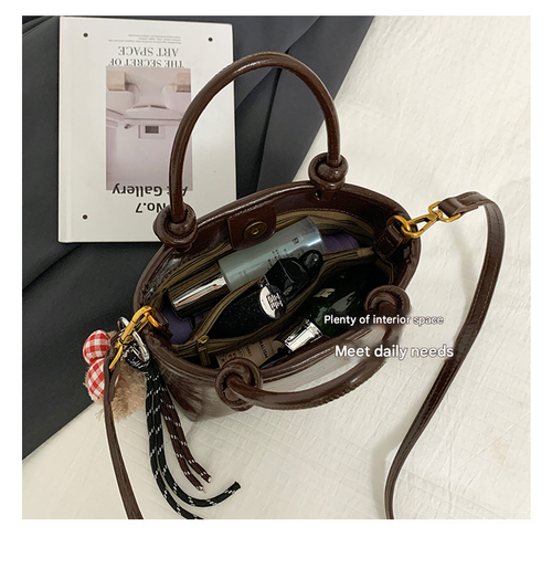 Retro waxed leather crossbody handbag in coffee color (with pendant)
