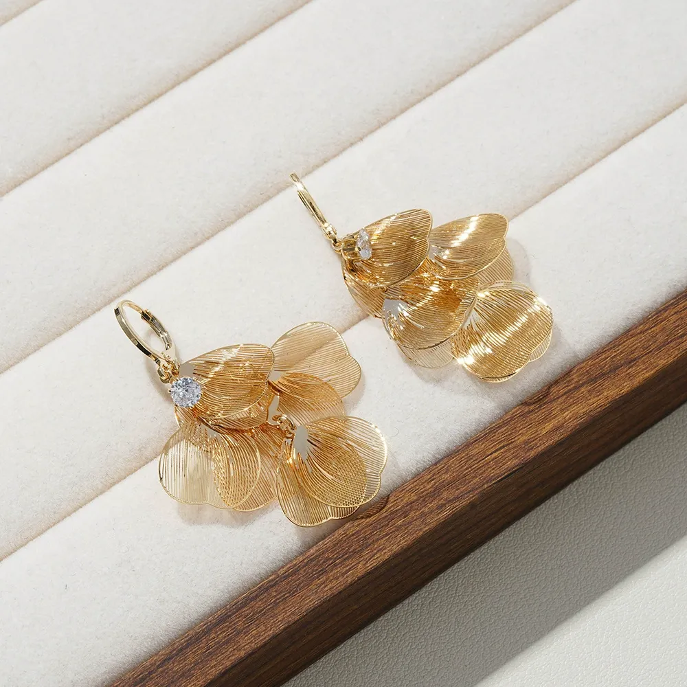 Ultra-Sparkling Golden Leaf Tassel Earrings – Statement Elegant Socialite Style, Bold and Trendy Hot-Selling Design