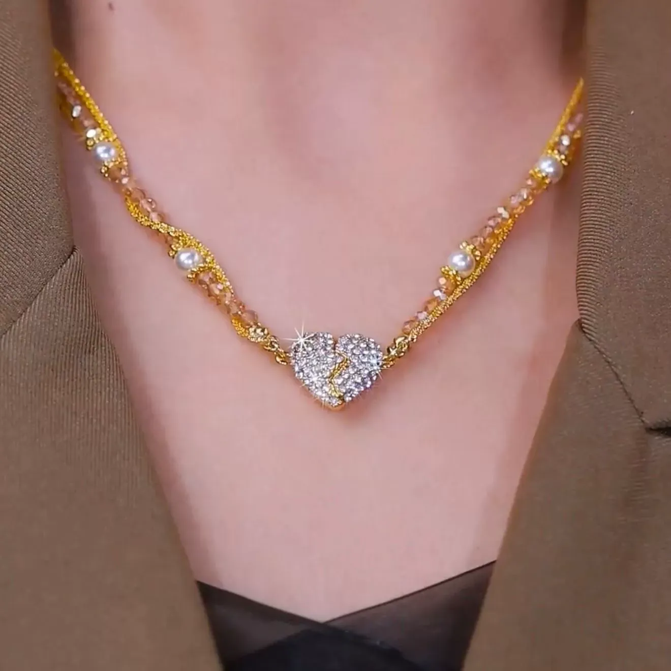 Elegant Double-Layer Heart Pendant Pearl Necklace – Magnetic Heart Design with Light Luxury Style and Versatile Chic Clavicle Chain