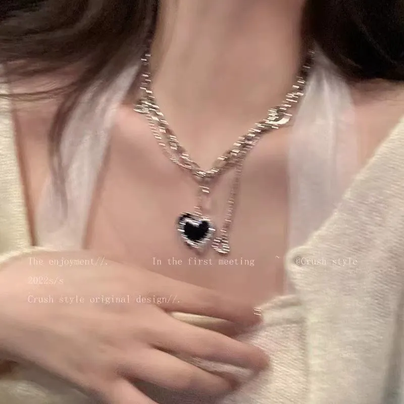 Vintage Black Mosaic Heart Necklace for Women – Hip-Hop Inspired INS Style Pendant with Unique Boutique Clavicle Chain and Premium Feel