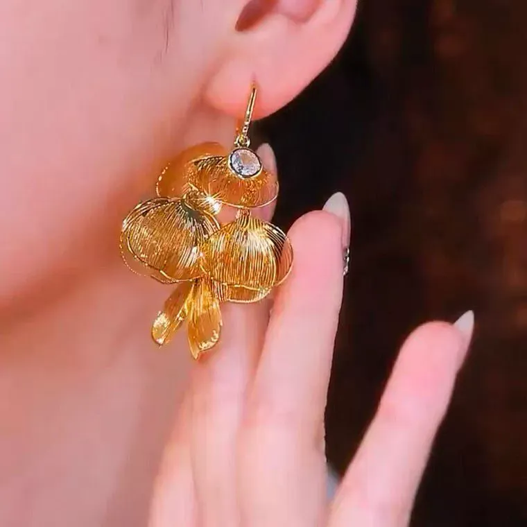Ultra-Sparkling Golden Leaf Tassel Earrings – Statement Elegant Socialite Style, Bold and Trendy Hot-Selling Design