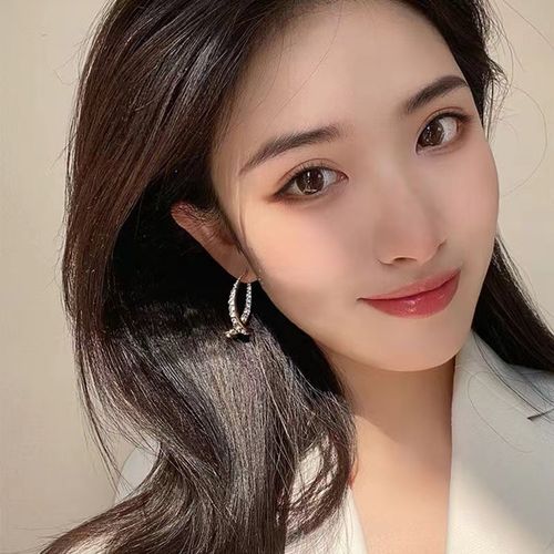 Korean Fashion Trendy Crossover Fish Tail Earrings – Sparkling Rhinestone Light Luxury Design with Elegant Style