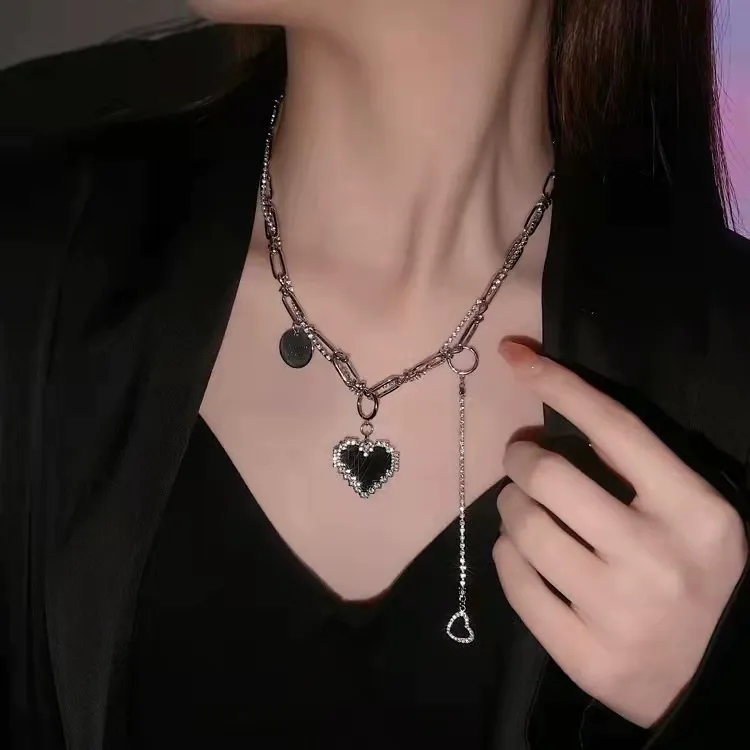 Vintage Black Mosaic Heart Necklace for Women – Hip-Hop Inspired INS Style Pendant with Unique Boutique Clavicle Chain and Premium Feel