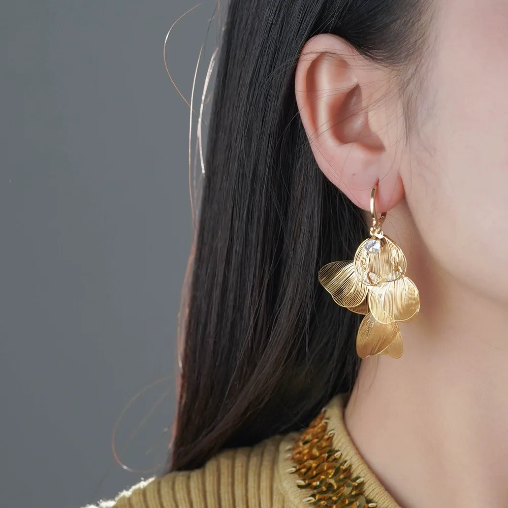 Ultra-Sparkling Golden Leaf Tassel Earrings – Statement Elegant Socialite Style, Bold and Trendy Hot-Selling Design