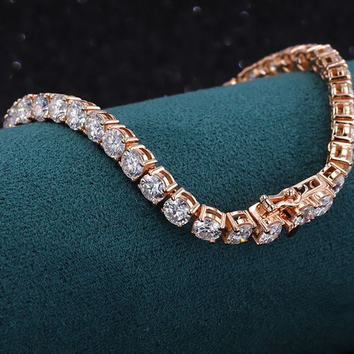 😍Hey, fairies! Check it out! High-end luxury bracelets for women are here! 💕We carefully select rare materials and create them with craftsmanship. They are luxurious and exquisite. Wearing them will fully show your noble temperament. They are perfect for daily life or important occasions. Don't miss them if you love beauty! 😘