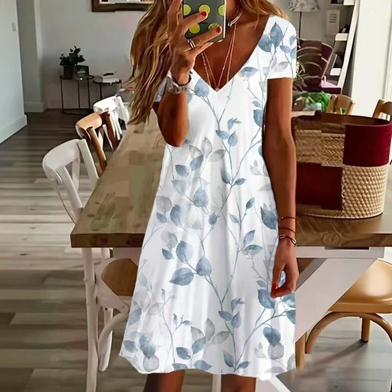 Modna sukienka z nadrukiem, dekoltem w serek i krótkim rękawem