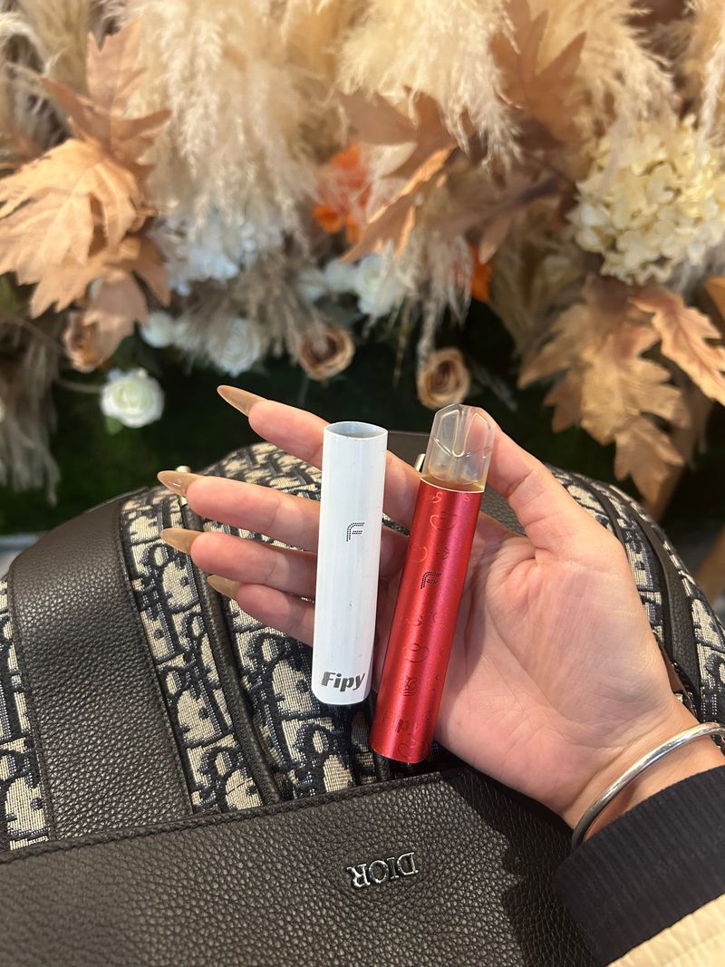 限時活動- FIPY果派 果派一代煙彈 買3盒送1盒隨機口味 買6盒送一隻fipy普通主機 飞行员