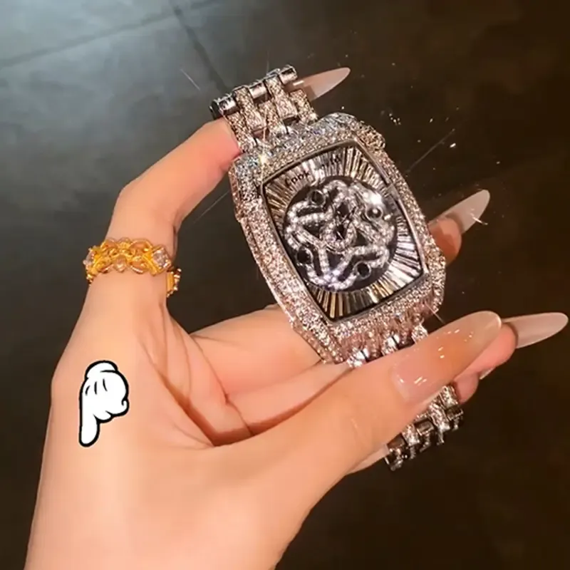 🔥zzp-CEPIN🔥-Luxury Diamond Gold Watch for Women Gold Square Dial with Diamond-Encrusted Rotating Four-Leaf Clover Star Design.