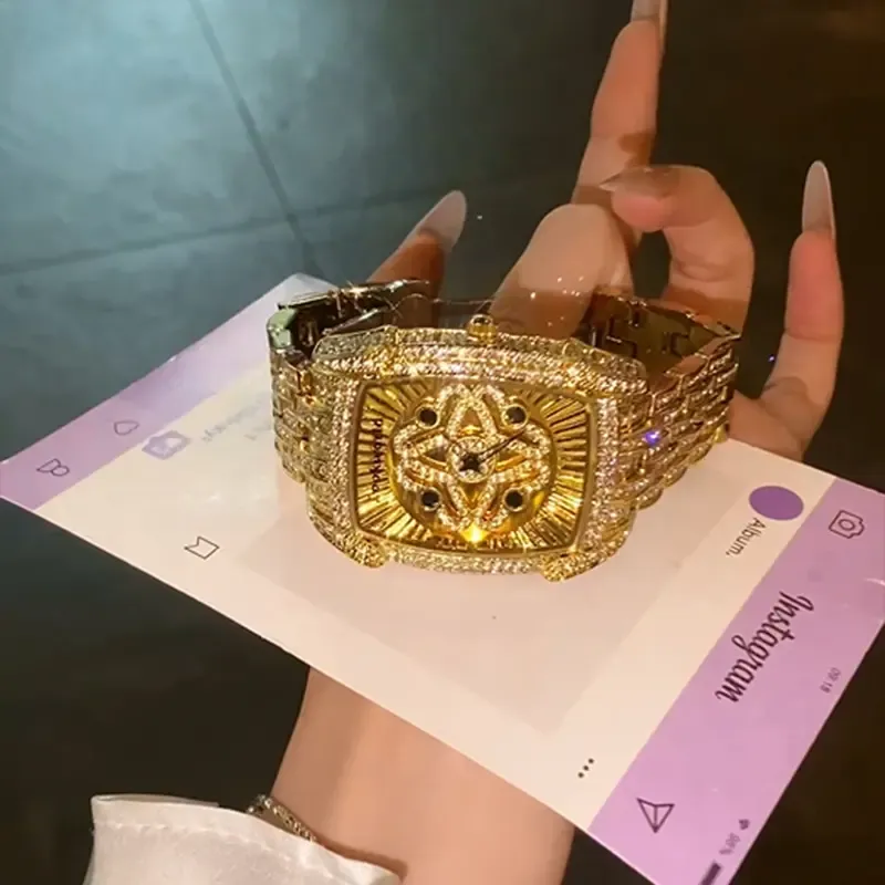 🔥zzp-CEPIN🔥-Luxury Diamond Gold Watch for Women Gold Square Dial with Diamond-Encrusted Rotating Four-Leaf Clover Star Design.