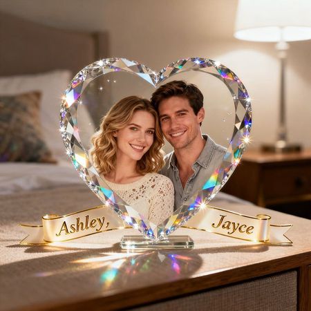 Placas personalizadas grabadas con los nombres y fotos de la pareja, con un fondo en forma de corazón para las fotos.