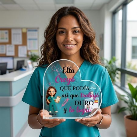 Ella creyó que podía, así que trabajó duro y lo logró. Placa de acrílico personalizada en forma de corazón, temática enfermera y herramientas médicas